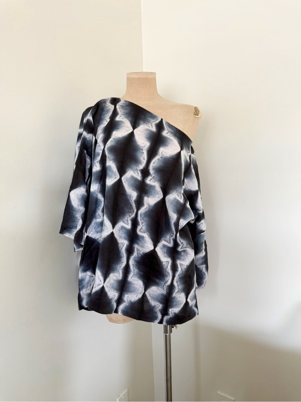 ESKANDAR Linen tie-dye print Bateau neckline top